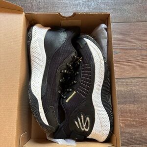 GS Curry 3Z7 shoe size 6 youth